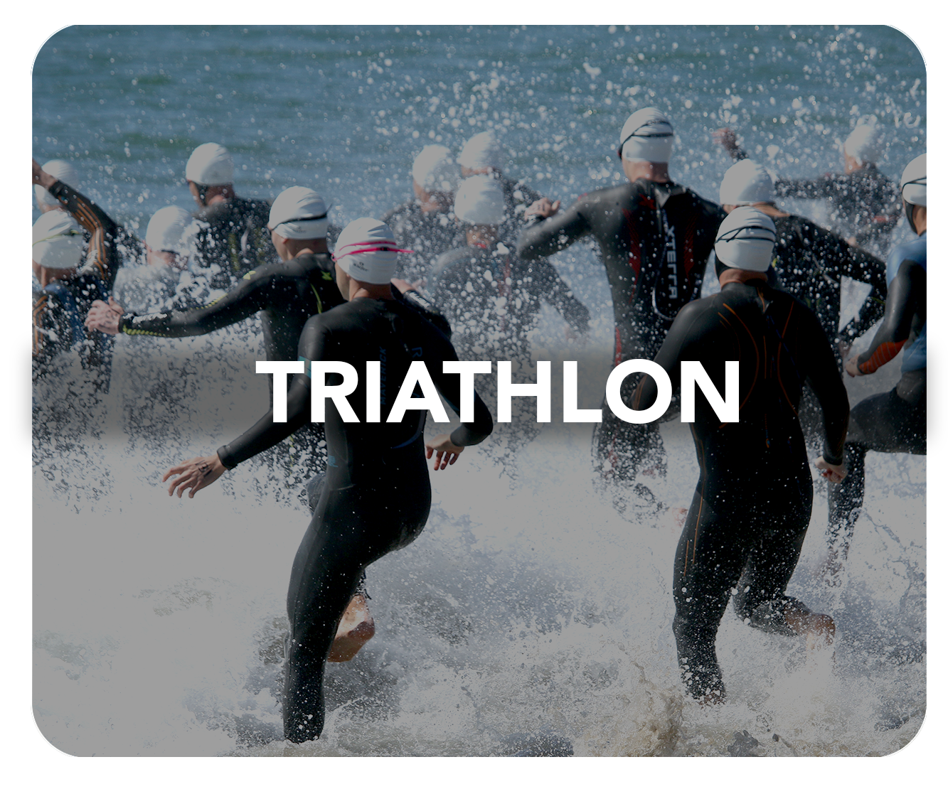 triatholon group running into water